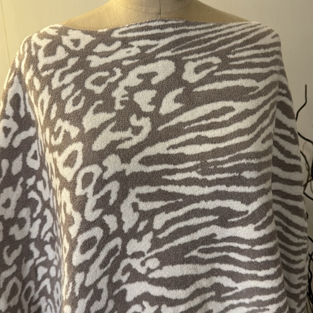 Barefoot dreams gray animal print shawl - Picture 2 of 7
